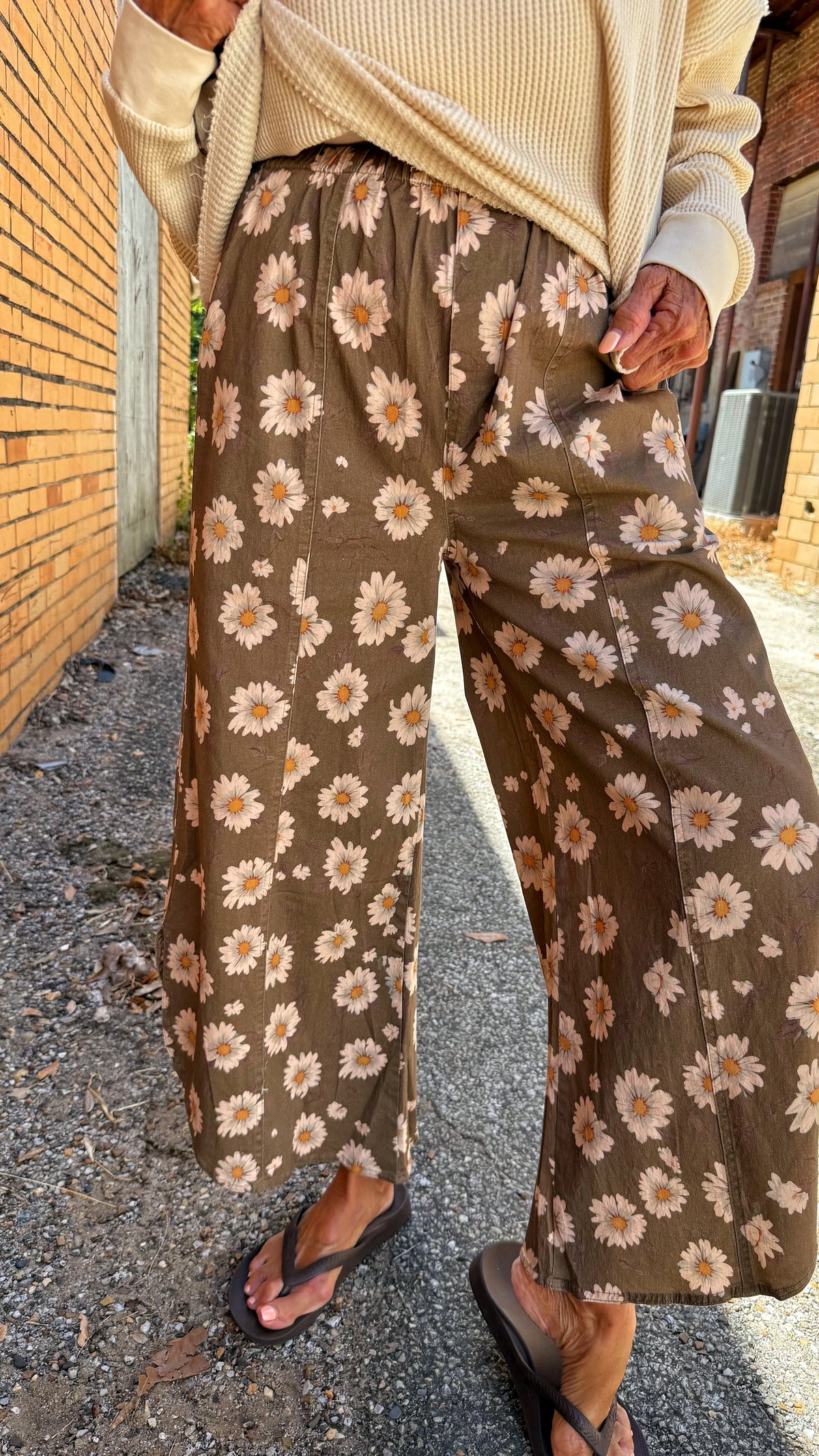 Daisy Tulip Mocha Pants